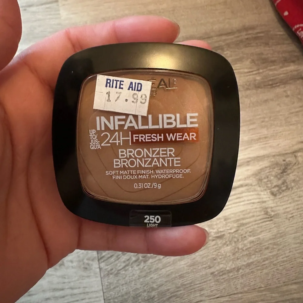 2 /$10 L'Oreal Soft Matte Bronzer - Shade 250 - Picture 1 of 3